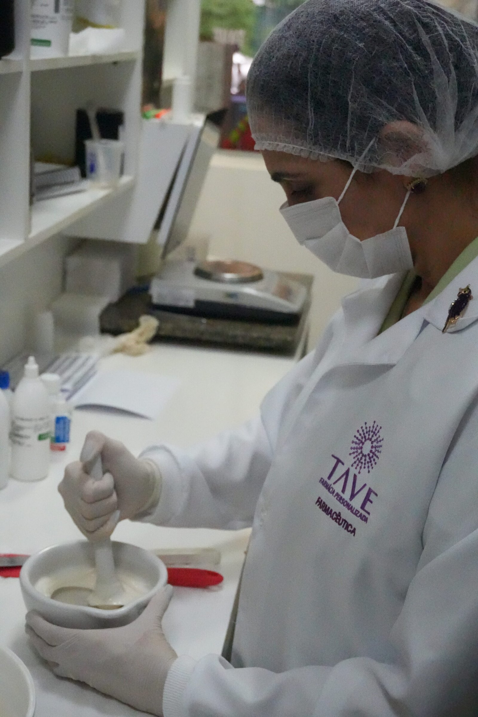 Prateleira com produtos manipulados TAVE PHARMA