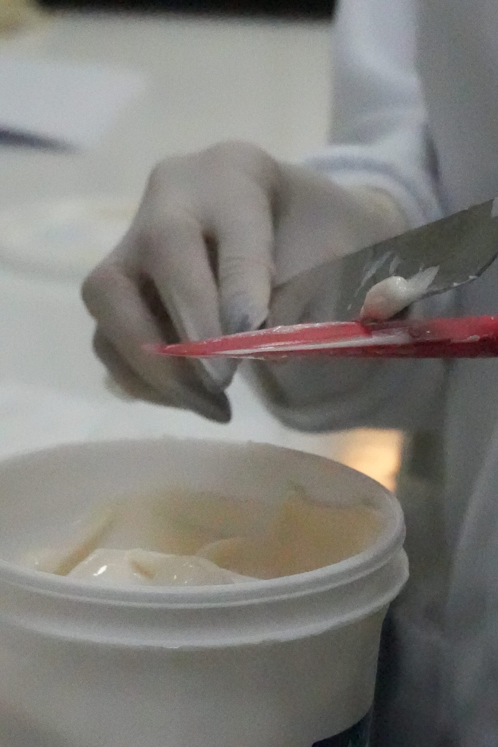 Profissionais trabalhando no laboratório da TAVE PHARMA