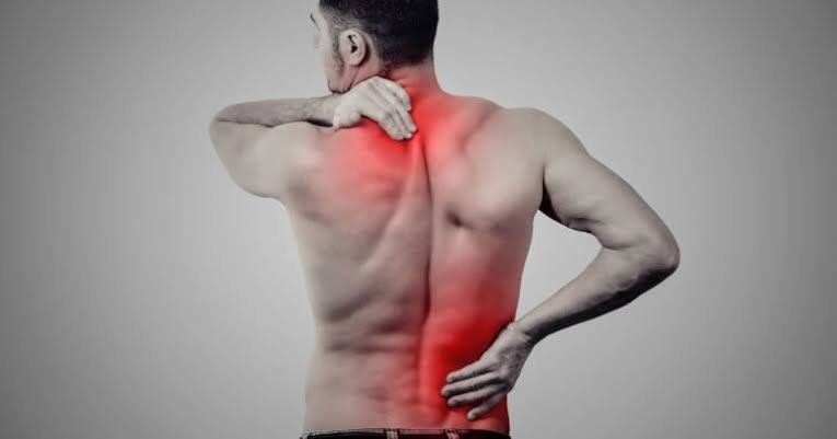 Dor que irradia da coluna para o abdômen