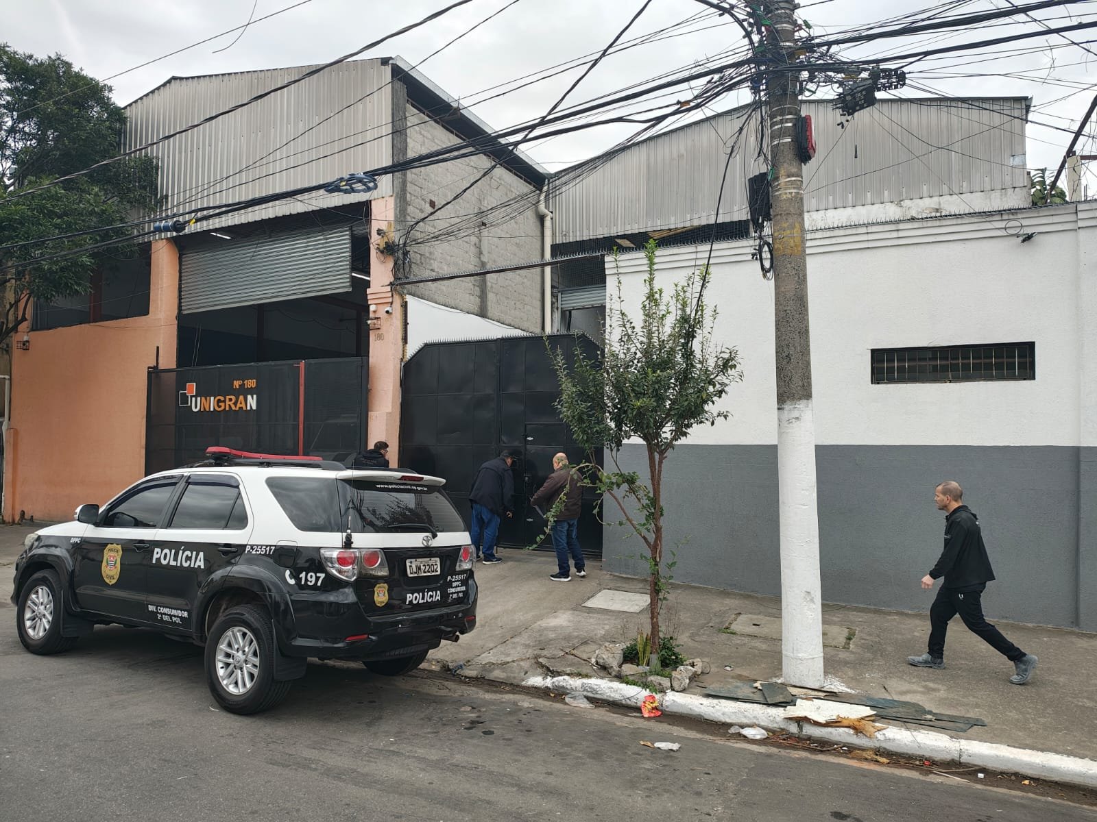 Rolos de fios e cabos apreendidos em operação